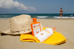 Protecție solară SPF 15, 30, 50? Ce cremă solară recomandă medicii dermatologi în vacanță